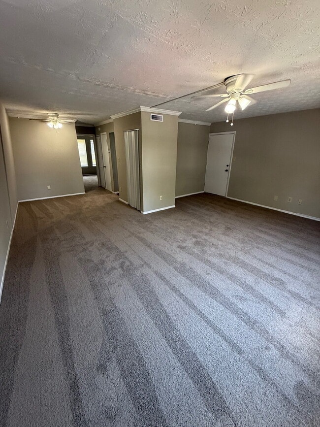 Building Photo - Oversized 1 Bedroom Upstairs Apartment For Rent!