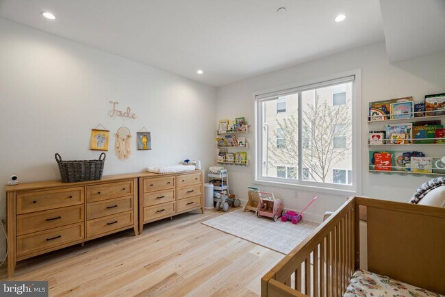 Building Photo - 2409 Oakford St