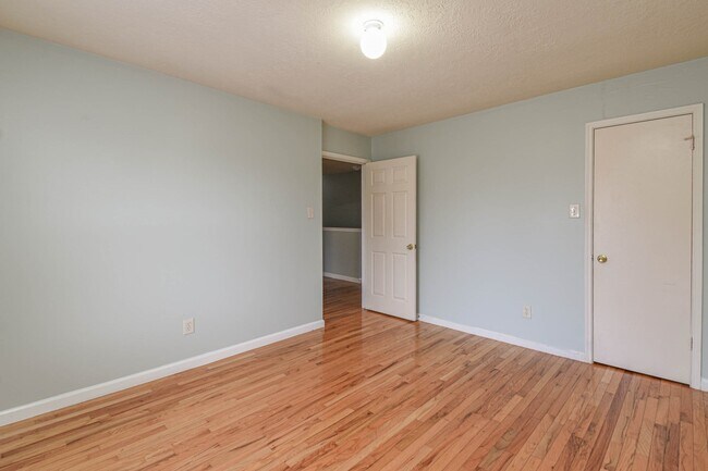 Building Photo - 16818 Parliament St