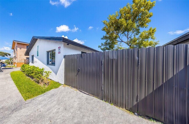 Building Photo - 920 NW 8th Ave