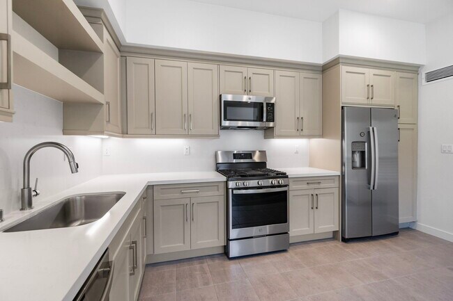 Building Photo - 1632 Doheny Way