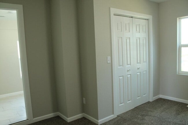 Building Photo - Modern Charm Meets Prime Location!