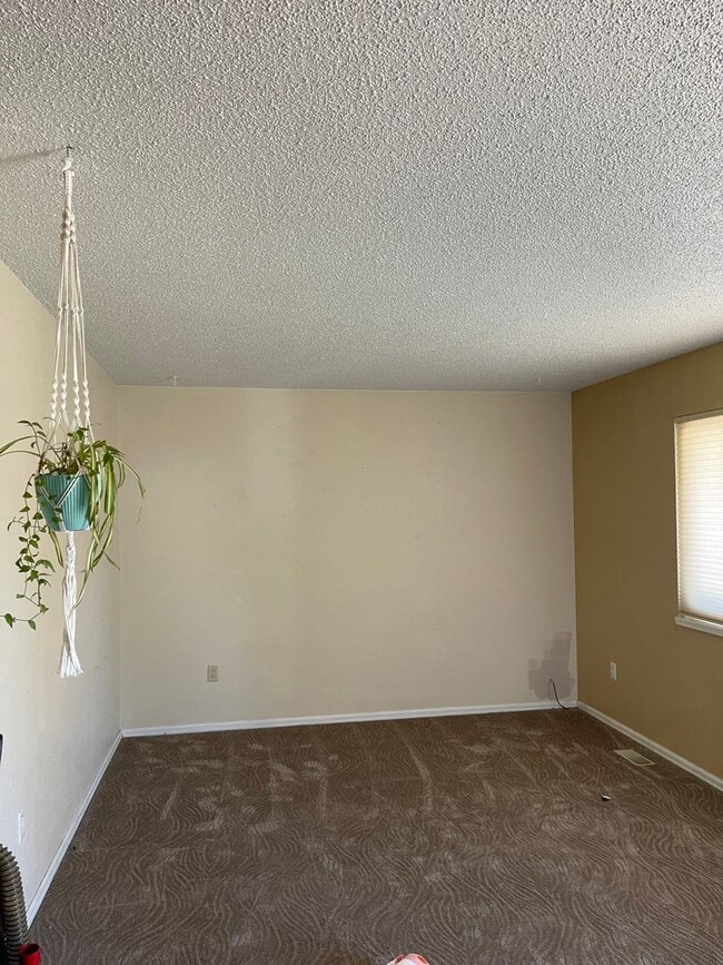 Building Photo - 3 bedroom 1.5 bath with a Large Detached G...