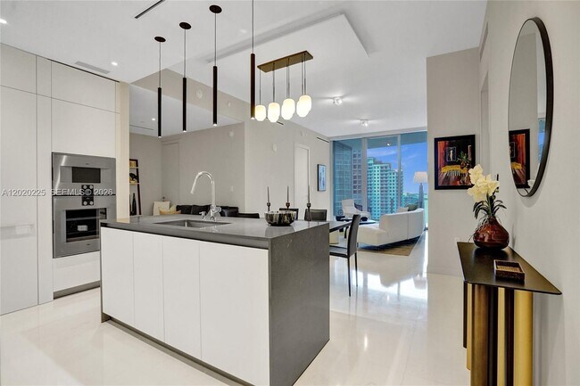 Building Photo - 300 Biscayne Blvd Way