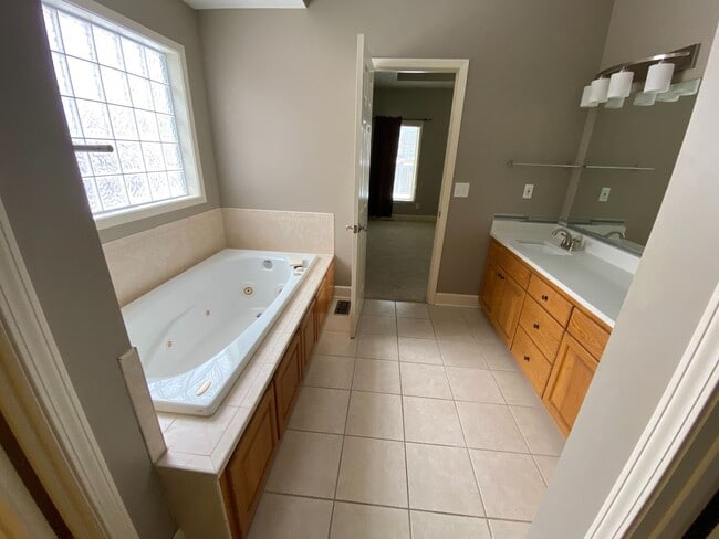 Building Photo - Wonderful Fox Chase home with fantastic sp...