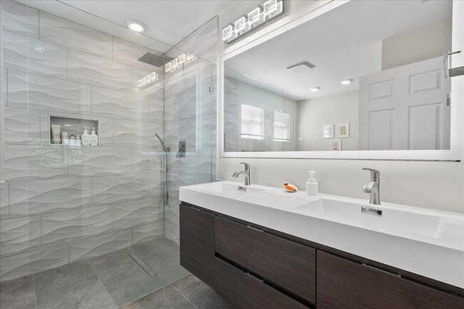 Building Photo - 2447 Country Golf Dr