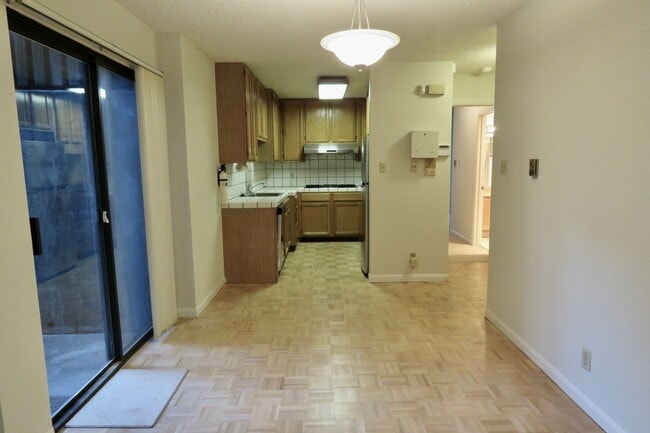 Building Photo - Condo with 2 baths, Parking and Private Pa...