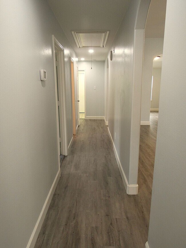 Building Photo - Conveniently located 3/2 home close to Spr...