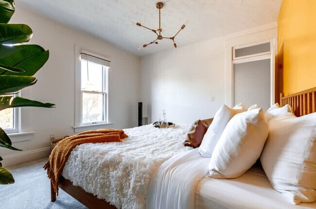 Building Photo - 313 W 4th Ave