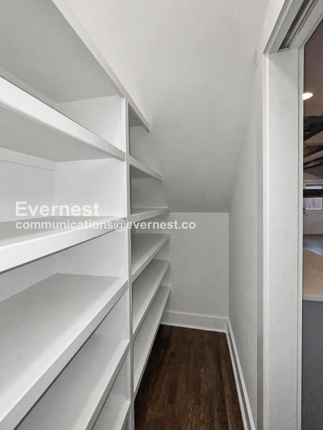 Building Photo - 2332 Oak Ct