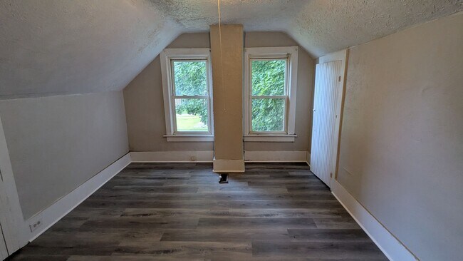 Building Photo - Discover this newly renovated 3-bedroom, 1-bath home in Akron