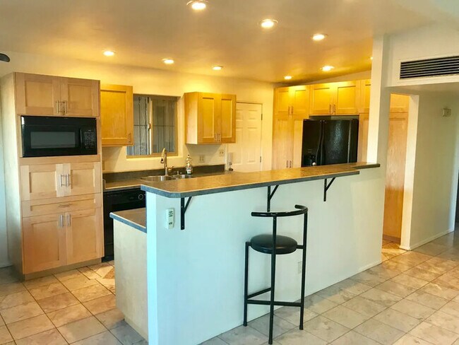 Building Photo - HOUSE FOR RENT