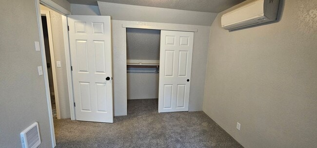 Building Photo - Large Yard - NE Grants Pass