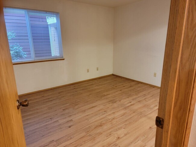 Building Photo - Sammamish Waterway 1 Bedroom + Den 1 BA Condo $2200