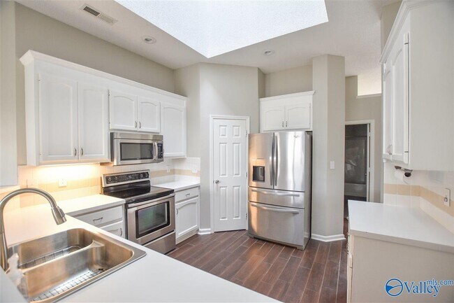 Building Photo - 2542 Bonnie Oaks Dr SW