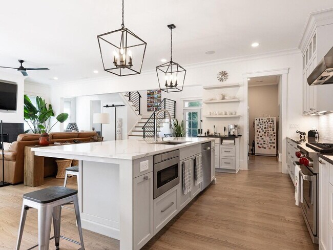 Building Photo - Spacious Elegance Awaits!