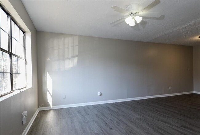 Building Photo - 7000 Oakhill Cir