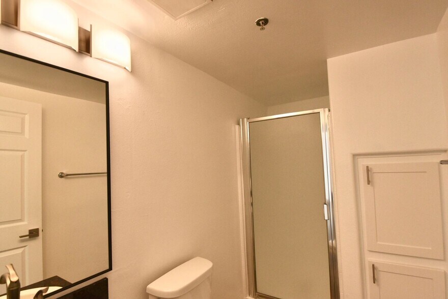 Building Photo - 425 N Alvarado St