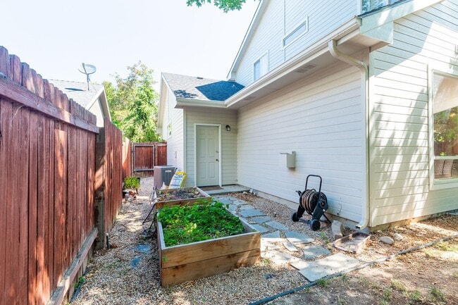 Building Photo - 3 Bed 2.5 Bath In The Heart Of Eagle