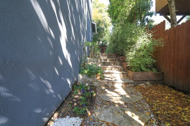 Building Photo - Stunning East Richmond Heights Home!