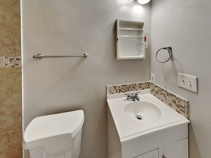 Building Photo - 5595 Fairington Pl