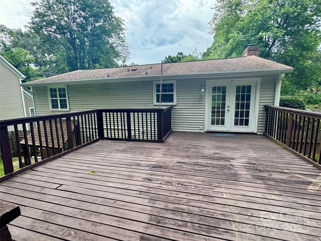 Building Photo - 707 Regency Dr