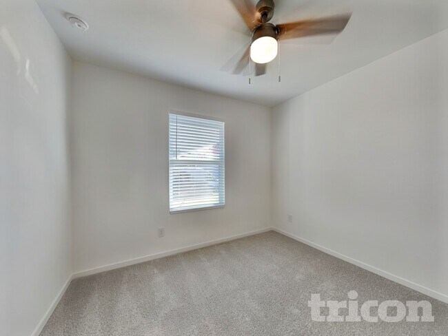 Building Photo - 1624 Parlier St