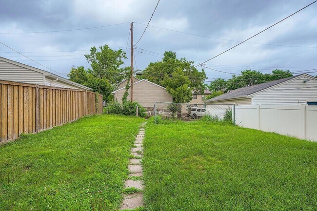 Building Photo - 595 Hawthorne Ave E