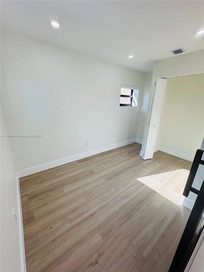 Building Photo - 905 SW 13th Ct
