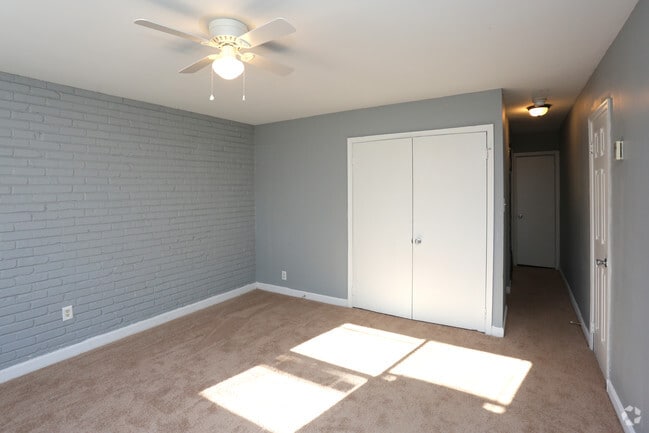 Building Photo - Pine Ridge at Reynolda