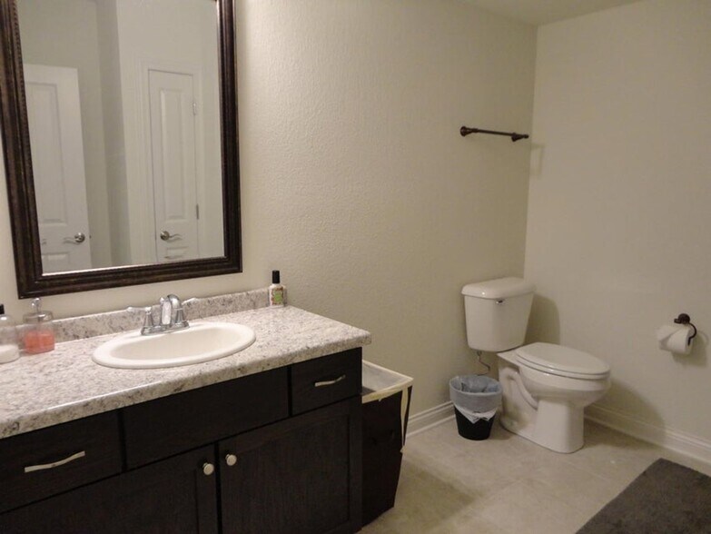 Building Photo - 4796 S Lynn Dr