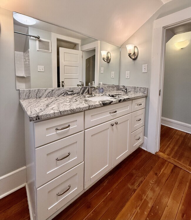 Building Photo - 107 W Geer St