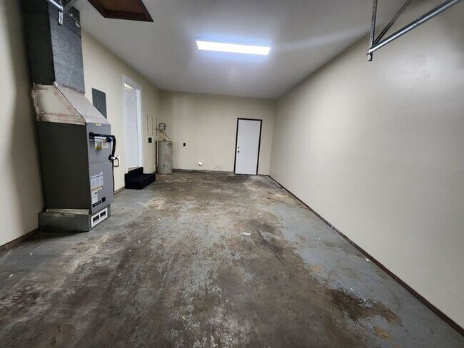 Building Photo - Updated-Pets Welcome-Pay Electric ONLY!