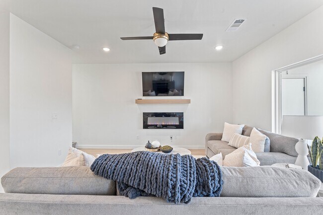 Building Photo - 1467 W Hendon St