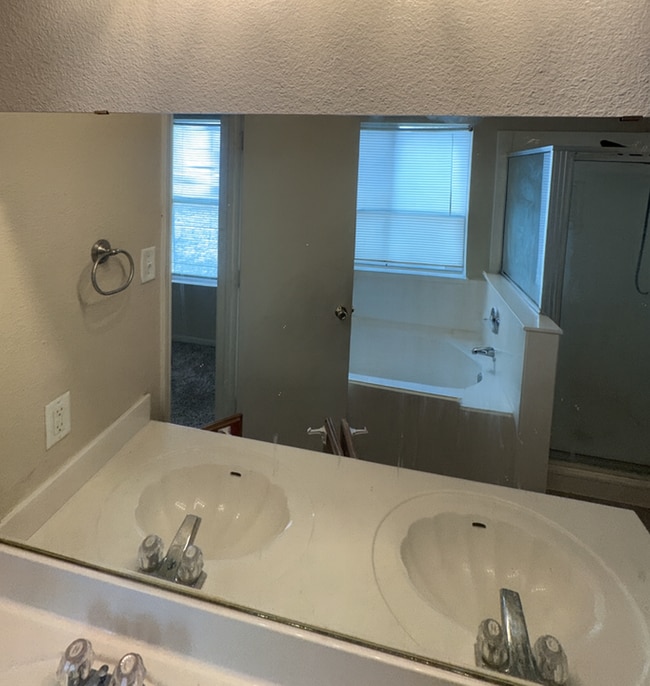 Building Photo - AVAILABLE NOW!!!