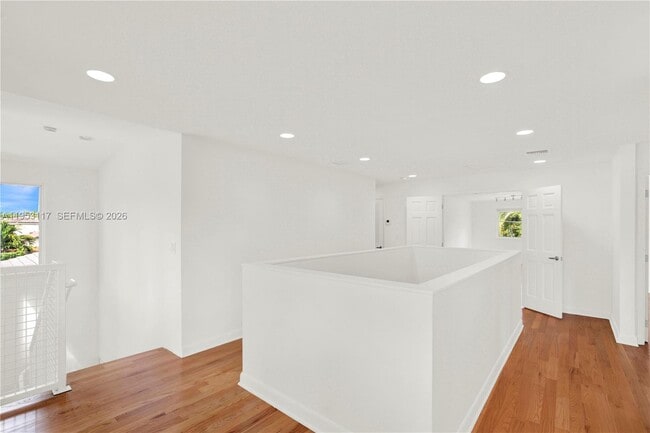 Building Photo - 527 SW 20th Rd