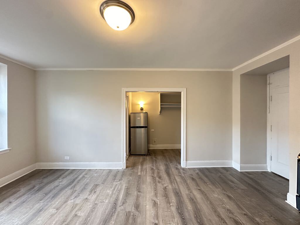Building Photo - 3335 W Diversey Ave