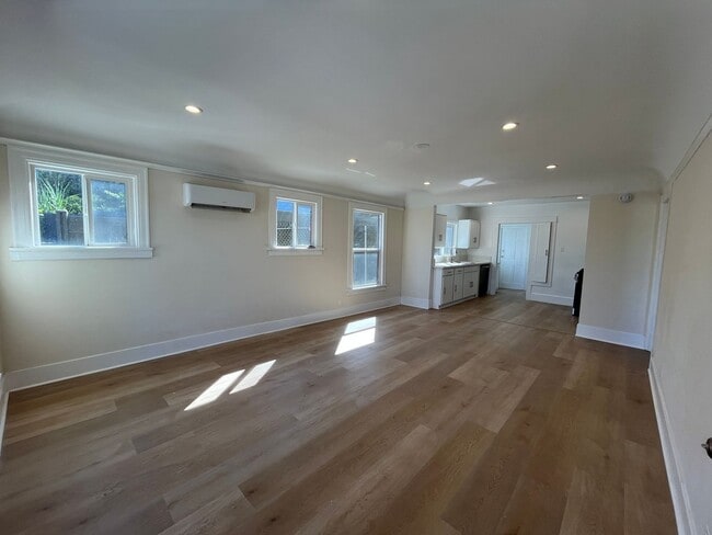 Building Photo - 2+1 w/all appliances + garage in central L...