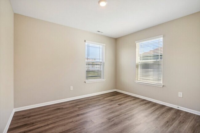 Building Photo - Fantastic 5bd/3ba home! Let yourself in!