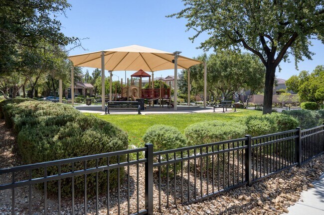 Building Photo - 5 Bed home w/downstairs bed. Private pool.