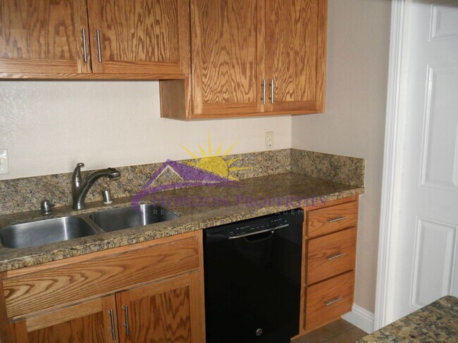 Building Photo - 5566-5568 Hillsdale Blvd