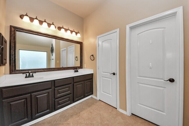 Building Photo - 4614 S Creekmont Dr