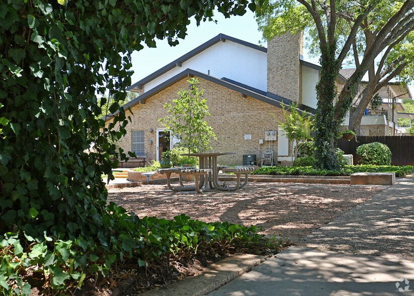 COURTYARD - Southland Arms