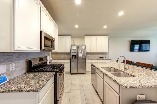 Building Photo - 9011 Hemlock Dr