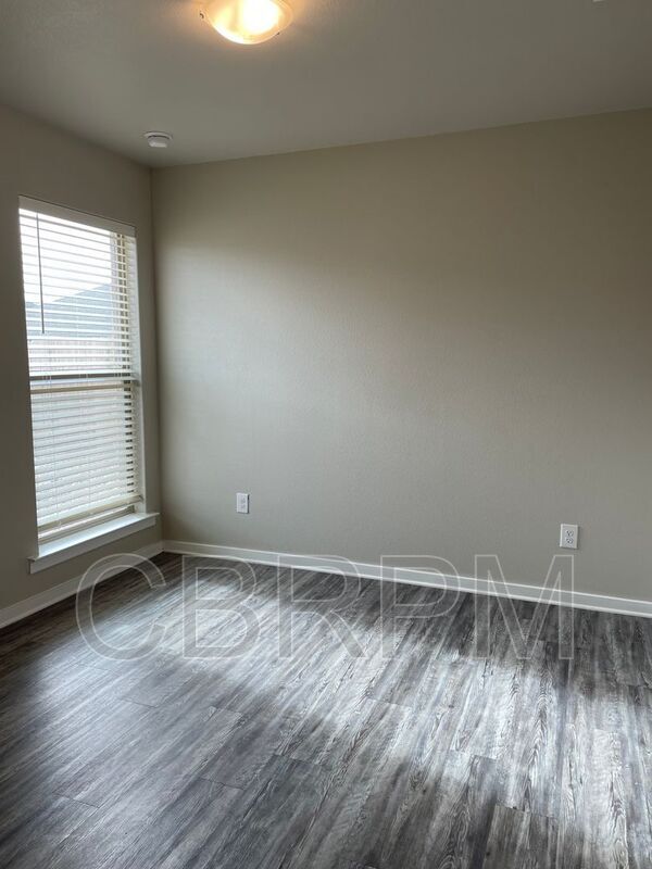 Building Photo - 2129 N Texas Ave