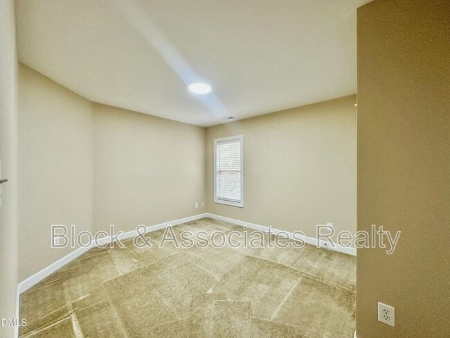 Building Photo - 1801 Old London Way