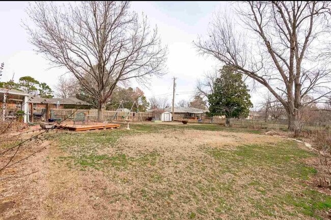 Building Photo - 1001 N Skyline St