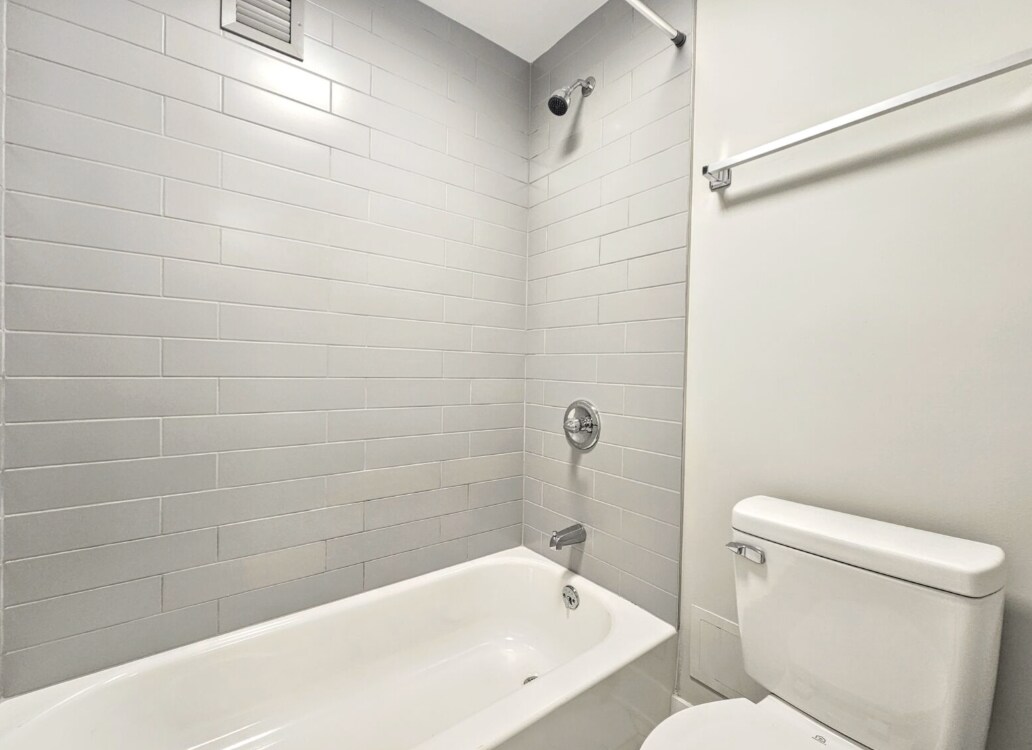 Building Photo - 1225 N La Salle Dr