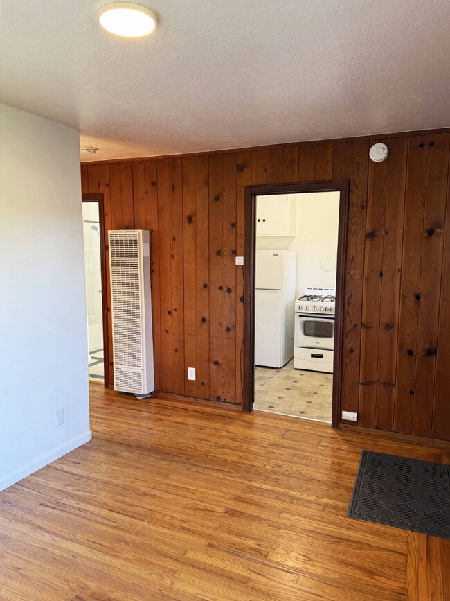 Building Photo - 1 Bed, 1 Bath in Glen Ellen