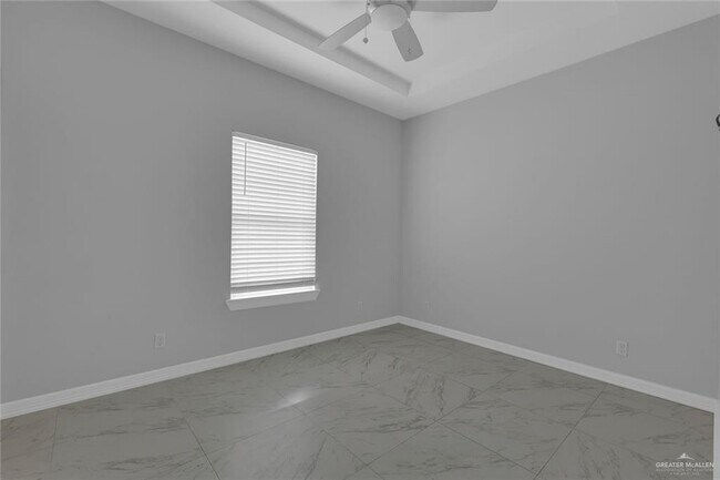 Building Photo - 1012 E la Cantera Ave